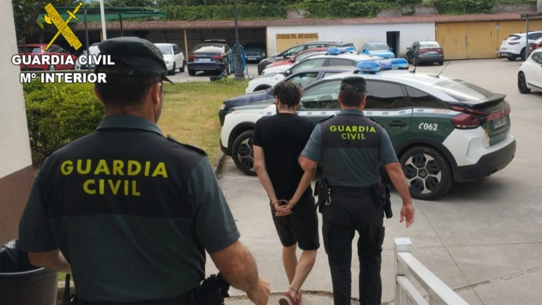 La Guardia Civil detiene en Ponteareas (Pontevedra) a un vecino como supuesto autor de un delito de lesiones y otro de amenazas con arma blanca. REMITIDA / HANDOUT por Guardia Civil Fotografía remitida a medios de comunicación exclusivamente para ilustrar la noticia a la que hace referencia la imagen, y citando la procedencia de la imagen en la firma 11/06/2025