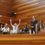  Integrantes de la asociación Chiguites Palencia y la coordinadora autonómica de Sumar Marina Echebarría celebran la aprobación de la proposición de ley de igualdad real y efectiva de las personas LGTBI+