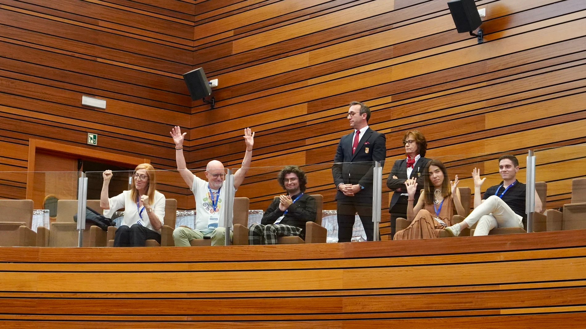 Integrantes de la asociación Chiguites Palencia y la coordinadora autonómica de Sumar Marina Echebarría celebran la aprobación de la proposición de ley de igualdad real y efectiva de las personas LGTBI+