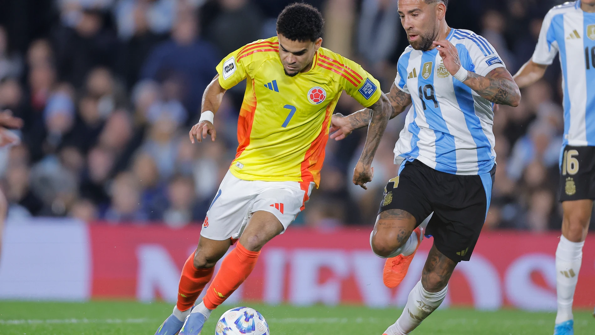 AME5022. BUENOS AIRES (ARGENTINA), 10/06/2025.- Nicolás Otamendi (d) de Argentina disputa un balón con Luis Díaz de Colombia este martes, durante un partido por las eliminatorias sudamericanas para el Mundial 2026 entre las selecciones de Argentina y Colombia en el estadio Monumental en Buenos Aires (Argentina). EFE/ Juan Ignacio Roncoroni