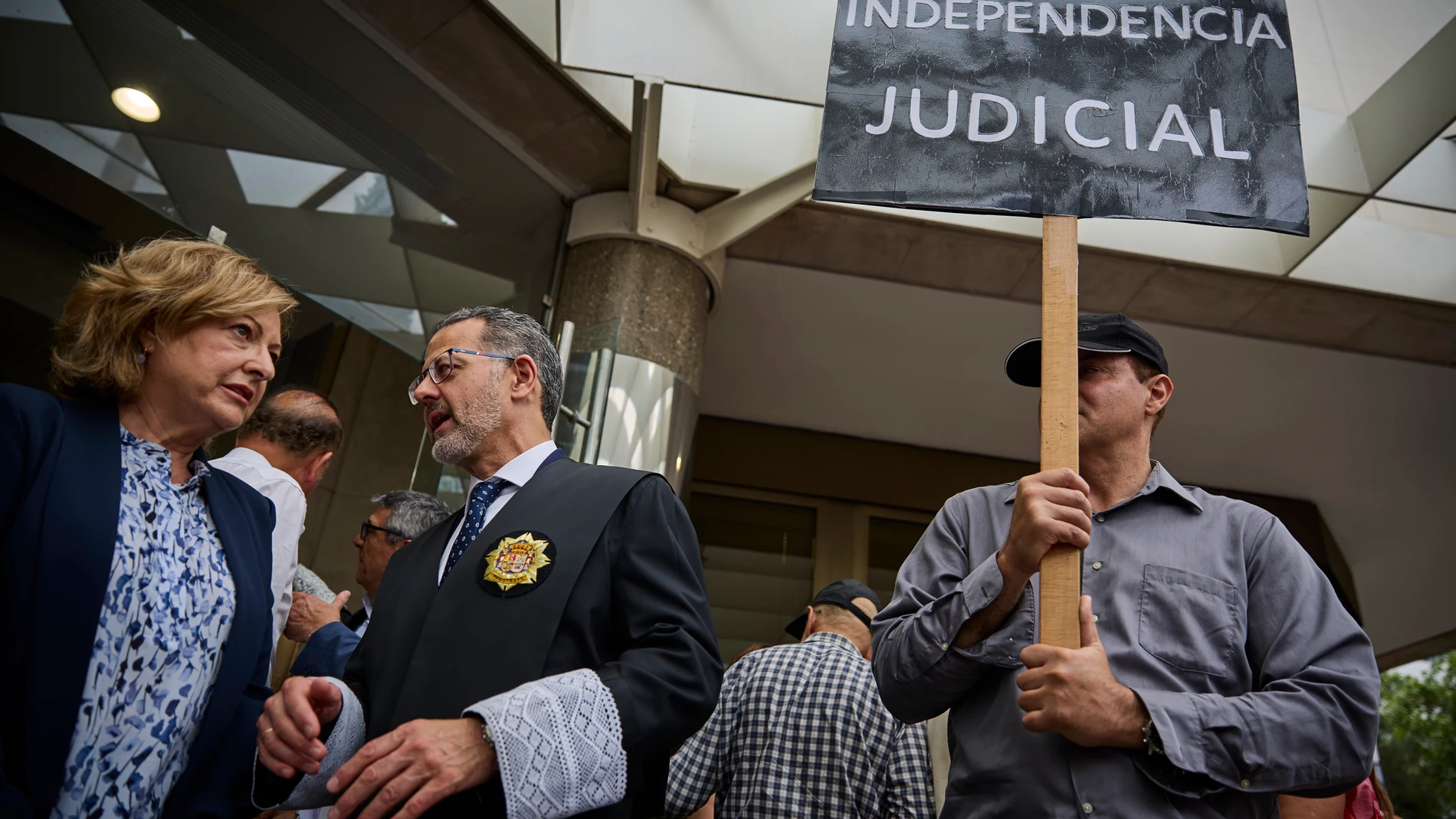 Jueces y fiscales convocan un paro este miércoles en rechazo a las reformas anunciadas por el Gobierno en los juzgados de Plaza de Castilla. Todas las asociaciones de jueces y fiscales, menos las progresistas, han convocado un paro de diez minutos para las 12 horas del miércoles a las puertas de las sedes judiciales para expresar su rechazo a dos de los proyectos de ley anunciados recientemente por el Gobierno: el que pretende modificar el acceso a ambas carreras y el que busca reformar la Fi...