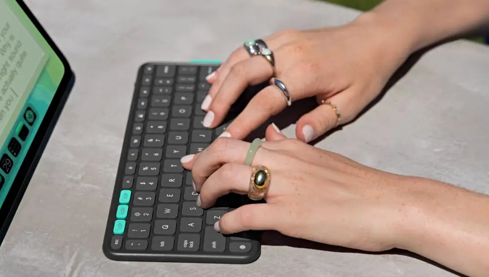El teclado, con mecanografía silenciosa, tiene un perfil delgado y no puede ser más ligero