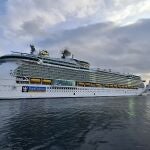 Doble escala de los cruceros 'Independence of the Seas' y 'MSC Virtuosa' en el Puerto de Vigo, a 11 de junio de 2025.