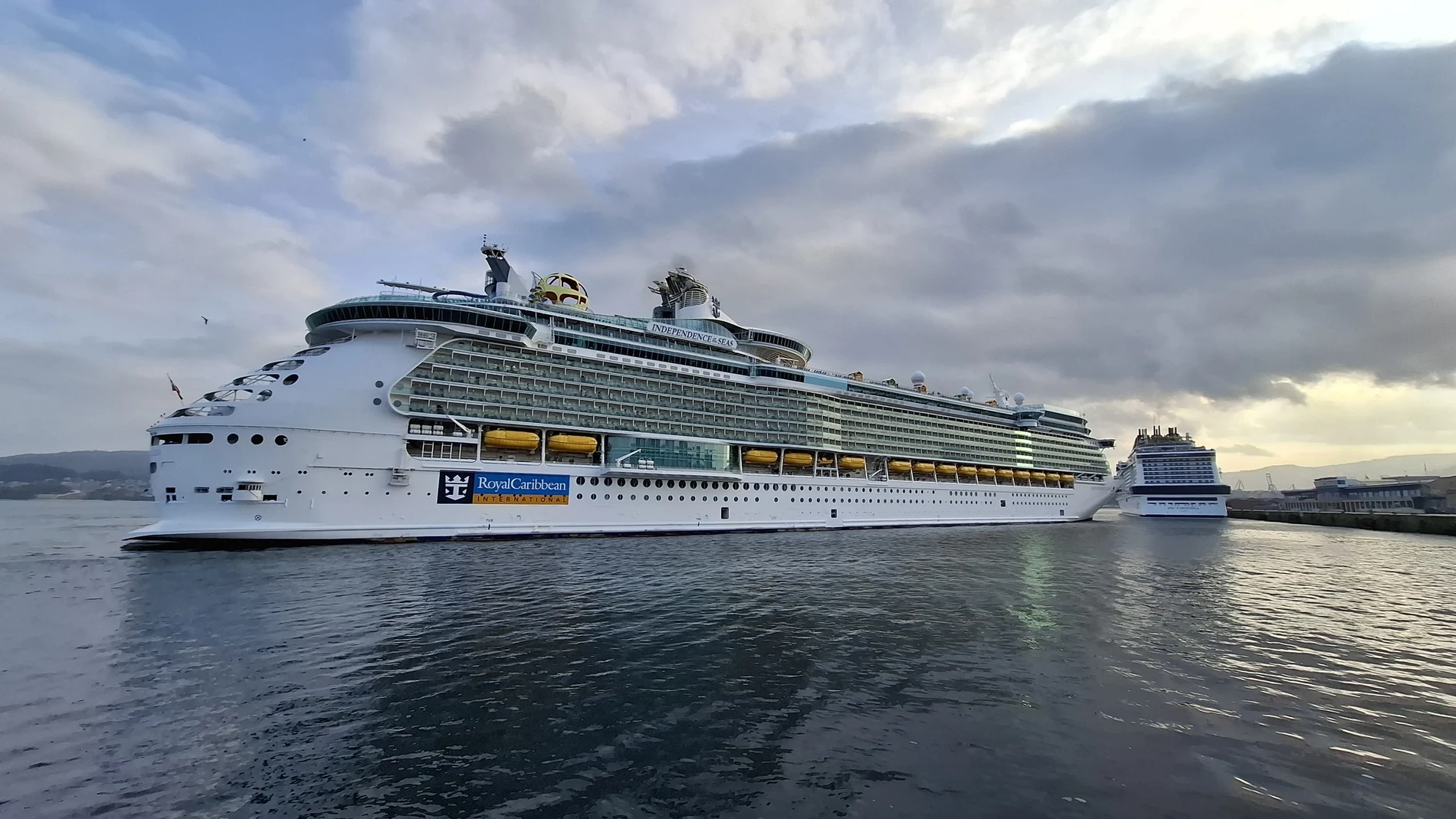 Doble escala de los cruceros 'Independence of the Seas' y 'MSC Virtuosa' en el Puerto de Vigo, a 11 de junio de 2025. REMITIDA / HANDOUT por PUERTO DE VIGO Fotografía remitida a medios de comunicación exclusivamente para ilustrar la noticia a la que hace referencia la imagen, y citando la procedencia de la imagen en la firma 11/06/2025