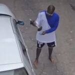 Vídeo: Destroza un coche con una mancuerna y amenaza con un cuchillo a su dueño en Tenerife