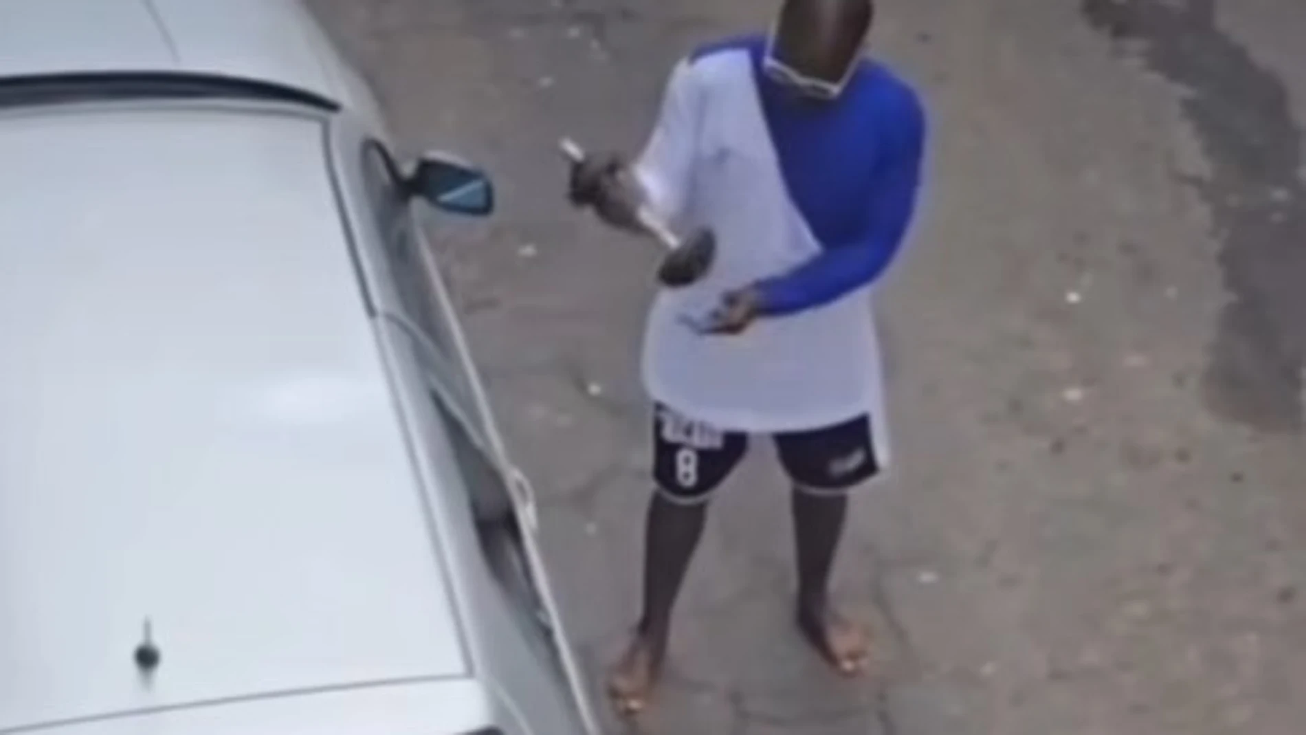 Destroza un coche con una mancuerna y amenaza con un cuchillo a su dueño en Tenerife