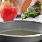 Si tienes aceite usado de la cocina, tienes un tesoro: las dos formas para aprovecharlo que te sorprenderán