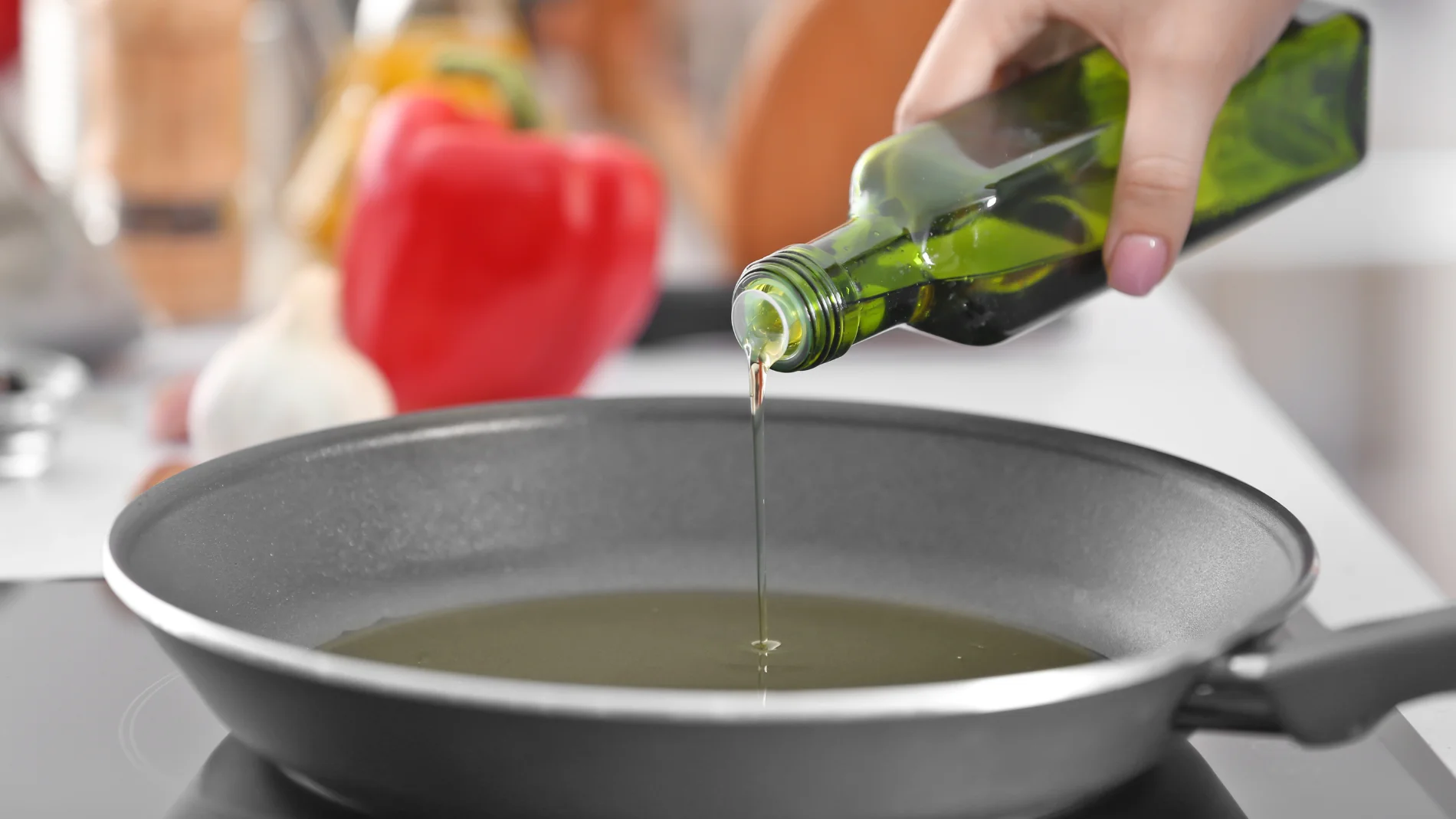 Si tienes aceite usado de la cocina, tienes un tesoro: las dos formas para aprovecharlo que te sorprenderán