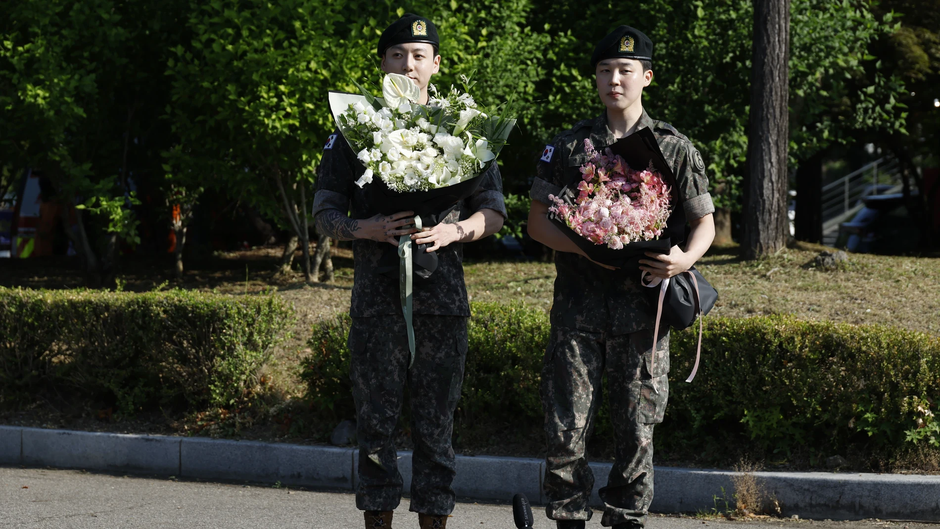 Yeoncheon (Korea, Republic Of), 11/06/2025.- BTS members Jungkook (L) and Jimin hold flowers as they meet their fans at a public stadium in Yeoncheon-gun, Gyeonggi-do Province, South Korea, 11 June 2025, after completing their 18 months of mandatory military service. (Corea del Sur) EFE/EPA/JEON HEON-KYUN