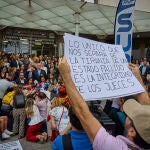 Jueces y fiscales convocan un paro este miércoles en rechazo a las reformas anunciadas por el Gobierno en los juzgados de Plaza de Castilla. Todas las asociaciones de jueces y fiscales, menos las progresistas, han convocado un paro de diez minutos para las 12 horas del miércoles a las puertas de las sedes judiciales para expresar su rechazo a dos de los proyectos de ley anunciados recientemente por el Gobierno: el que pretende modificar el acceso a ambas carreras y el que busca reformar la Fiscalía de cara a dejar las investigaciones penales en manos de los fiscales.
