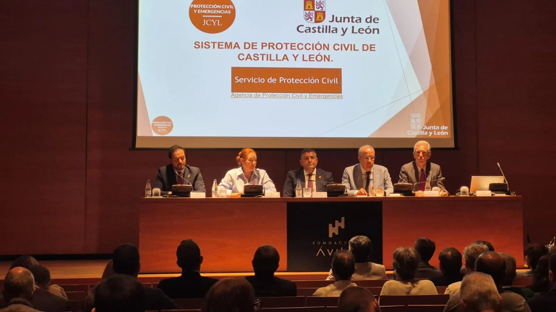 Jornada de la Junta sobre Protección Civil celebrada en Ávila, en la que han participado, entre otros, el presidente de la Diputación, Carlos García; y la directora de la Agencia, Irene Cortés
