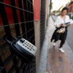 Candados y cajetines de seguridad que alojan llaves de apartamentos y pisos turísticos en el centro de Madrid. 