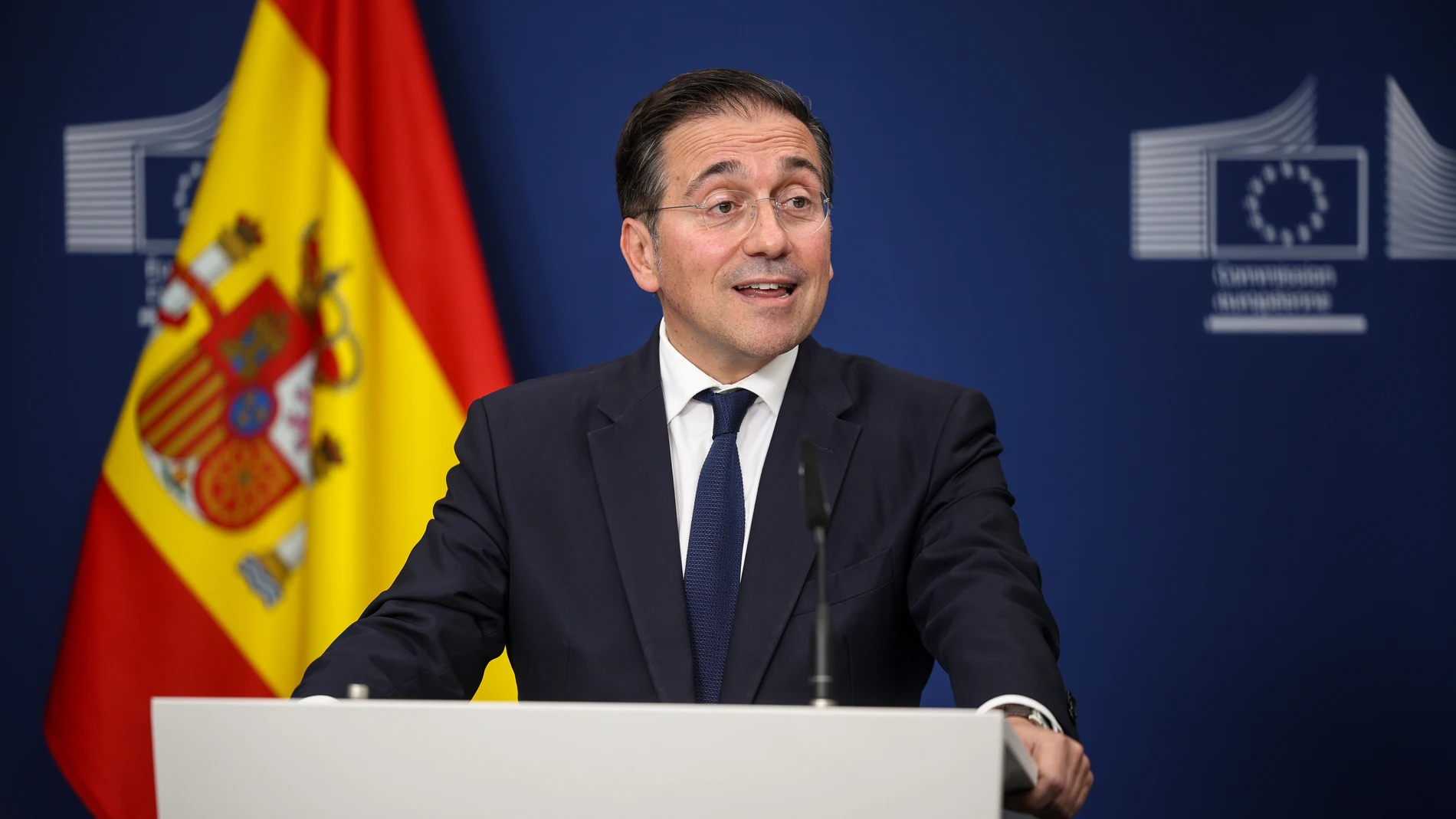 BRUSELAS, 11/06/2025.- El ministro de Asuntos Exteriores de España, José Manuel Albares (c), durante la rueda de prensa con el vicepresidente ejecutivo de la CE, Maros Sefcovic, este miércoles en Bruselas, tras la reunión de alto nivel entre España, Reino Unido y Gibraltar donde se abordó la relación entre la colonia británico y la Unión Europea tras el "brexit".-EFE/ Pablo Garrigós