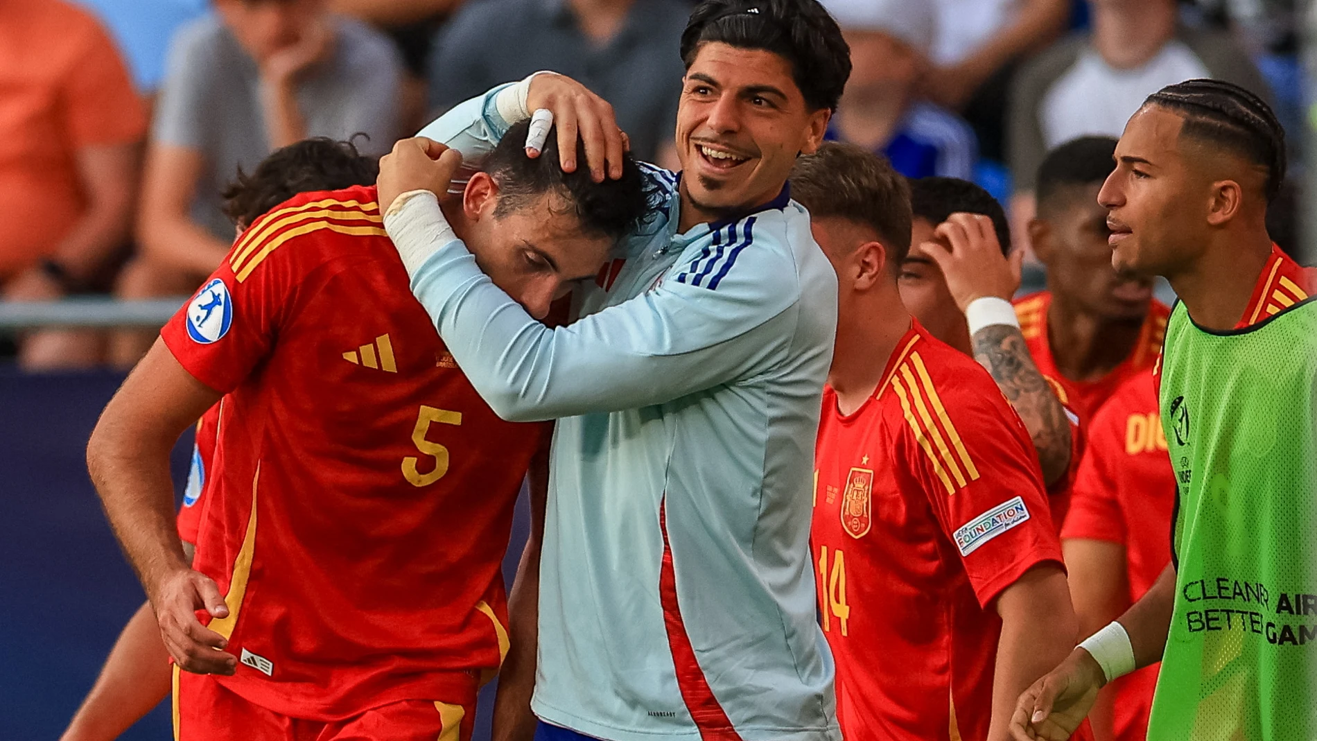 Bratislava (Slovakia), 11/06/2025.- Cesar Tarrega of Spain (L) celebrates after scoring the 2-3 goal during the UEFA Under-21 Championship group stage match between Slovakia and Spain in Bratislava, Slovakia, 11 June 2025. (Eslovaquia, España) EFE/EPA/MARTIN DIVISEK