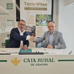 El director general de TecnoVitae, Javier Escribano, y Narciso Prieto, director de Imagen, Comunicación y Relaciones Institucionales de Caja Rural de Zamora, han rubricado la renovación del patrocinio