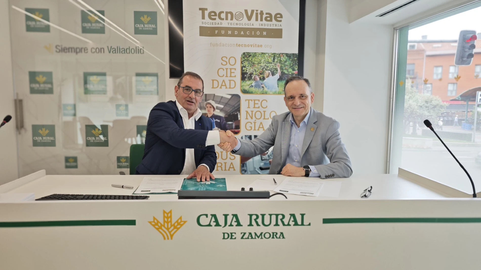 El director general de TecnoVitae, Javier Escribano, y Narciso Prieto, director de Imagen, Comunicación y Relaciones Institucionales de Caja Rural de Zamora, han rubricado la renovación del patrocinio