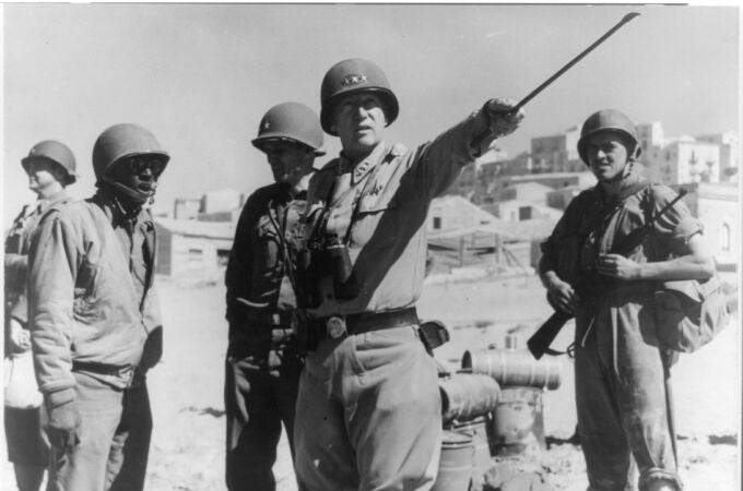 El general estadounidense George S. Patton, instruyendo a las tropas en Sicilia, en 1943