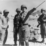 El general estadounidense George S. Patton, instruyendo a las tropas en Sicilia, en 1943