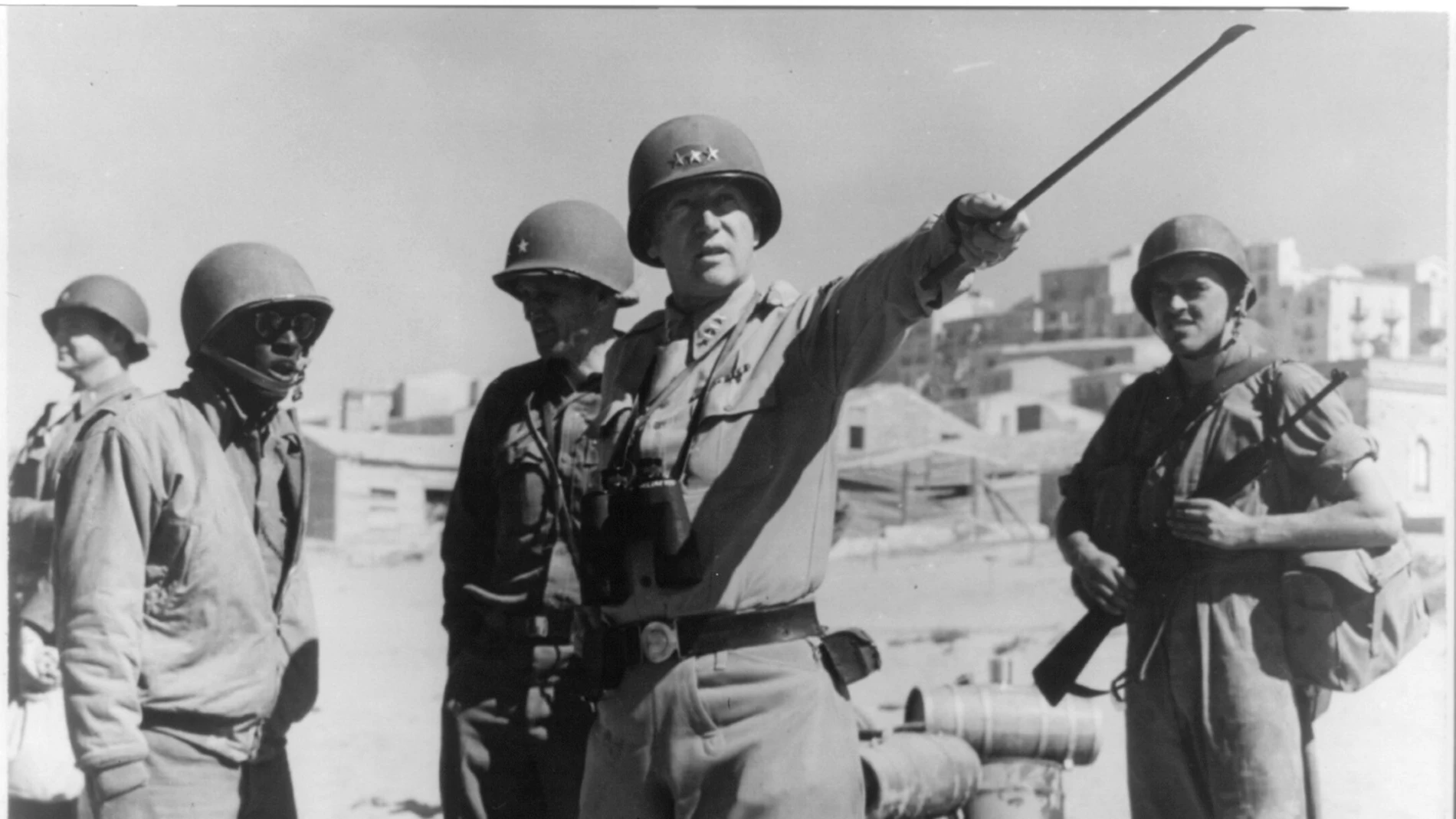 El general estadounidense George S. Patton, instruyendo a las tropas en Sicilia, en 1943