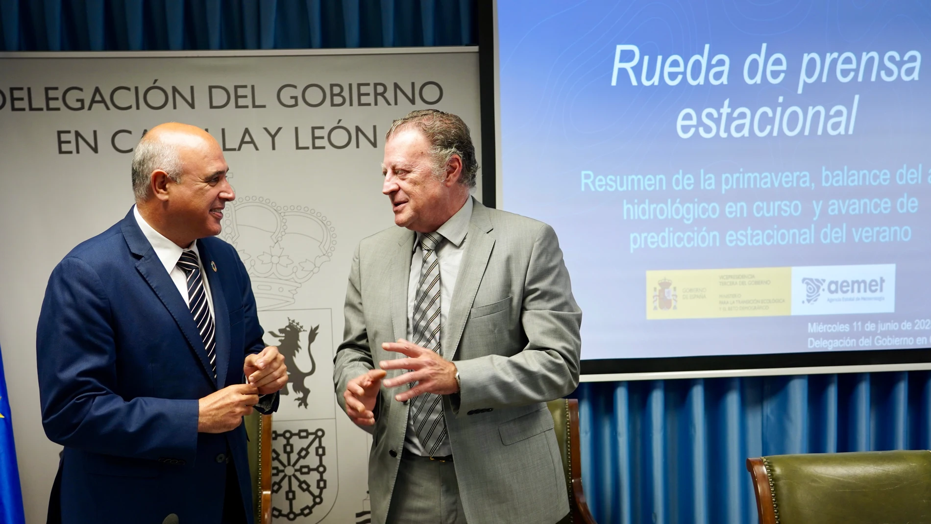 El delegado territorial de la Aemet en Castilla y León, Manuel Mora, acompañado del subdelegado del Gobierno en Valladolid, Jacinto Canales, ofrece un balance del año hidrológico, el resumen climático de la primavera y la predicción para el verano