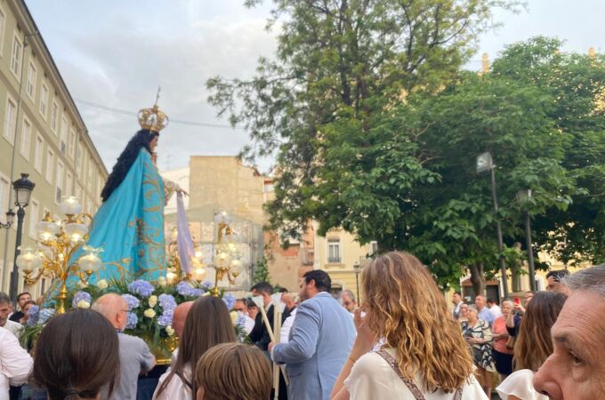 Una de las imágenes de la procesión saliendo de la parroquia de Santa Mónica
