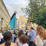 Una de las imágenes de la procesión saliendo de la parroquia de Santa Mónica