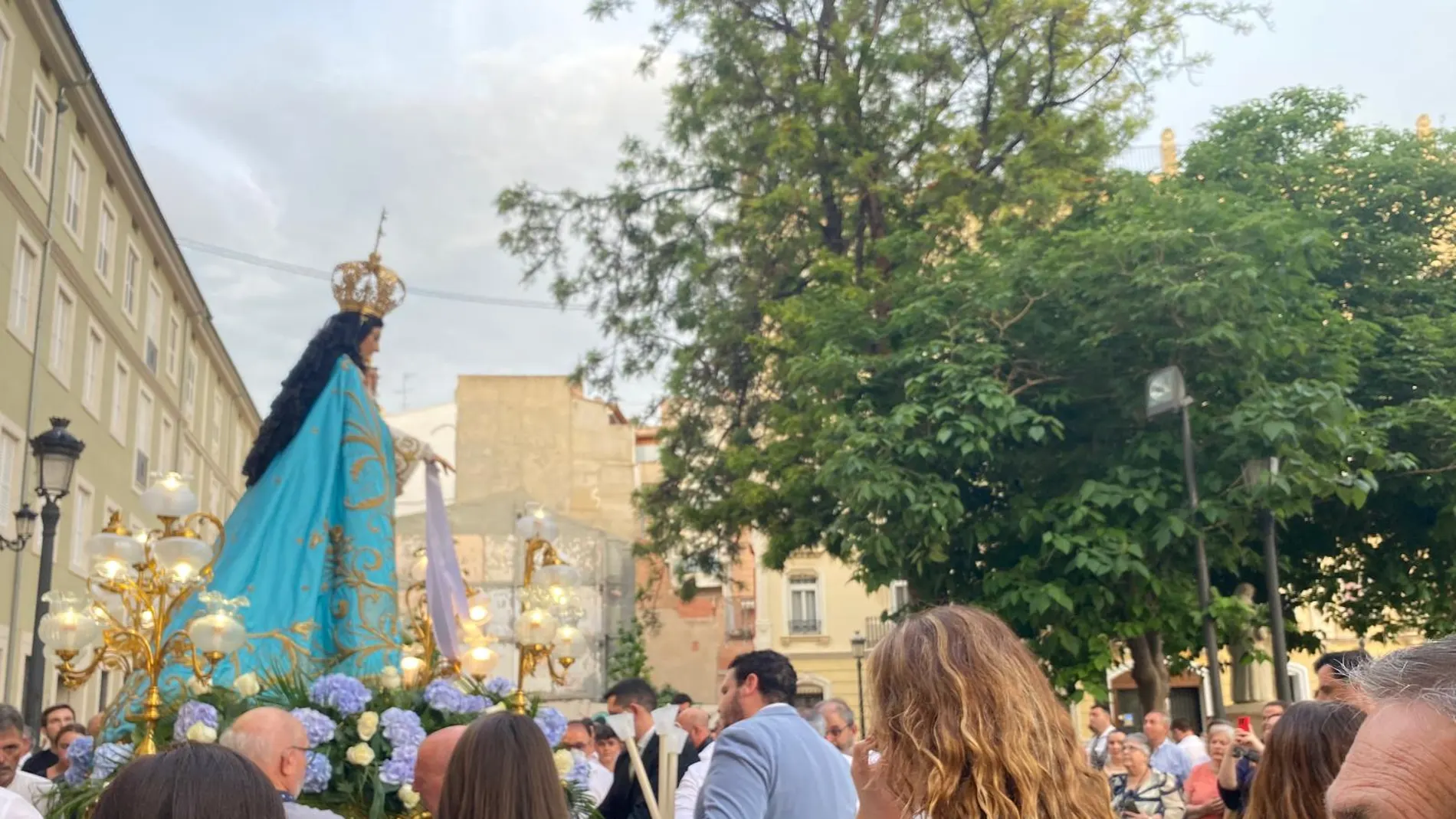 Una de las imágenes de la procesión saliendo de la parroquia de Santa Mónica