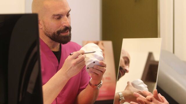 Para el Dr. Santiago Casquero, la papada, la panza, el pelo y el pene no son simples preocupaciones estéticas, sino un reflejo profundo de la identidad, el deseo y la autoestima masculina