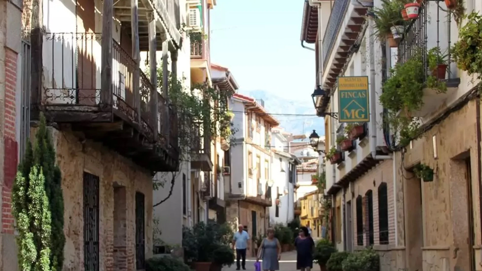 Casco urbano de Candeleada con su casas y calles típicas empedradas