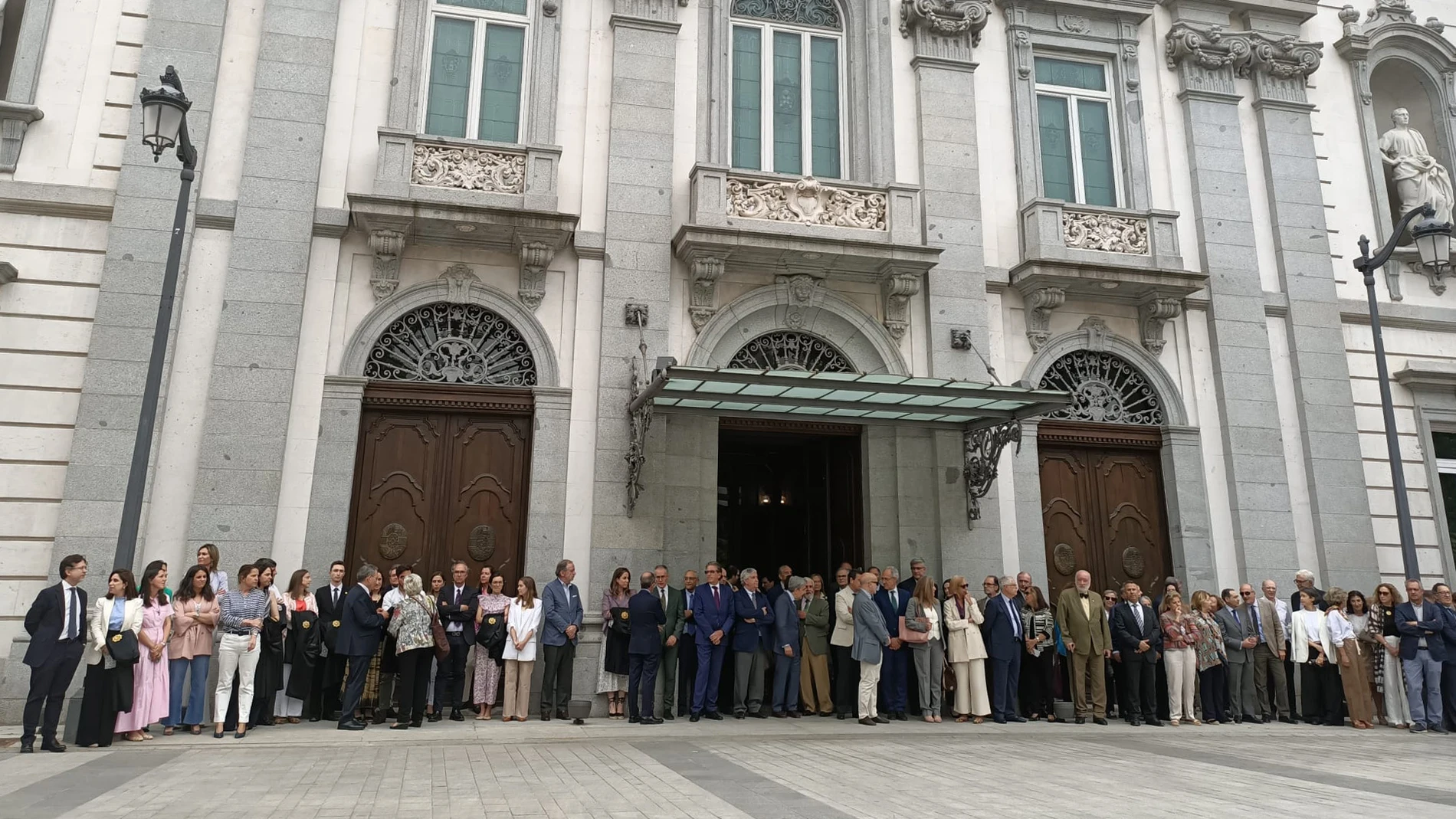 Jueces y fiscales durante un paro de diez minutos de asociaciones de jueces y fiscales, frente al Tribunal Supremo, a 11 de junio de 2025, en Madrid (España). Jueces y fiscales de todas las asociaciones, menos las progresistas, han convocado un paro simbólico de diez minutos para expresar su rechazo a dos de los proyectos de ley anunciados recientemente por el Gobierno: el que pretende modificar el acceso a ambas carreras y el que busca reformar la Fiscalía de cara a dejar las investigacione...