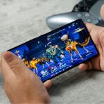 Jugando en un smartphone Android