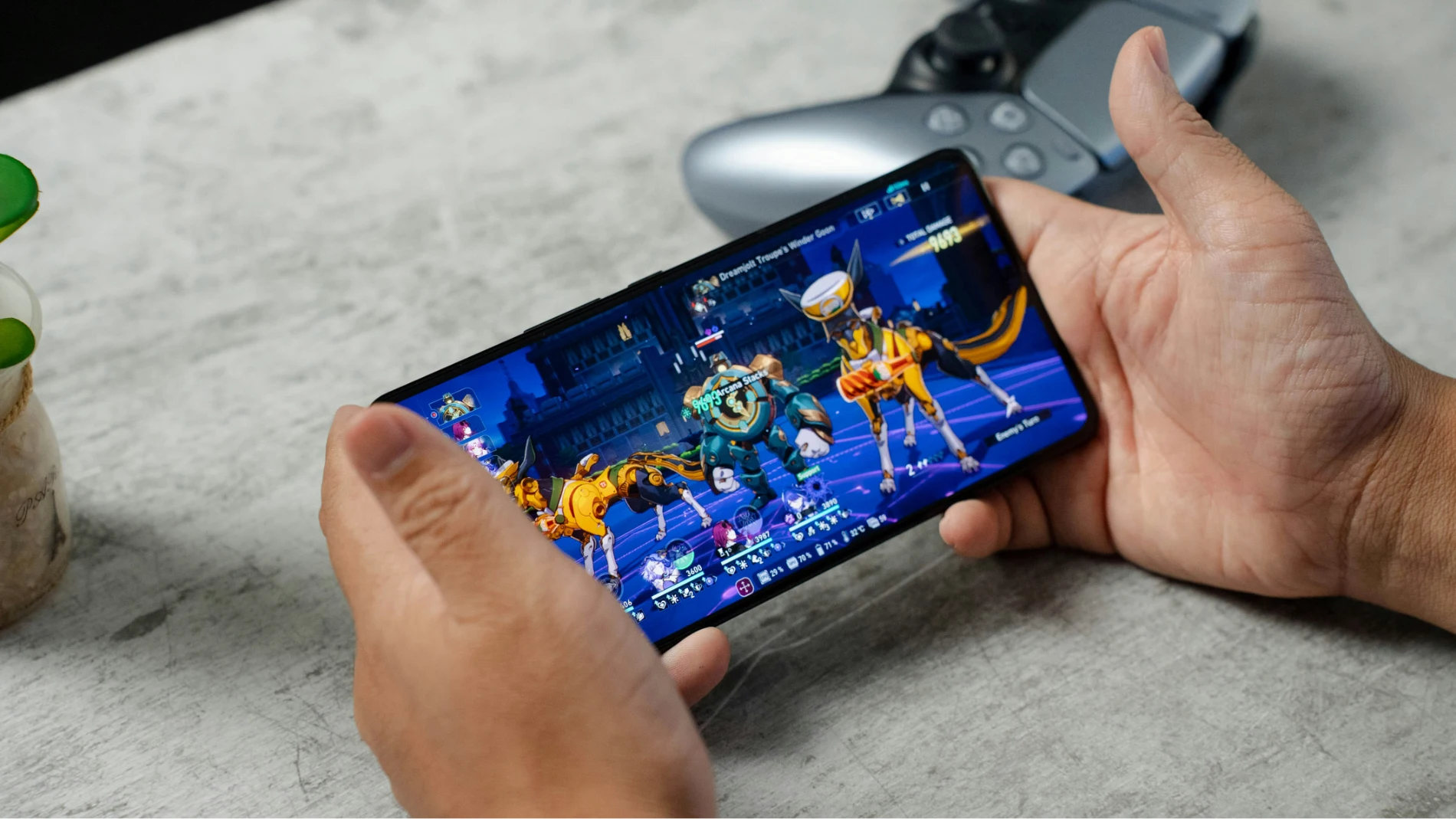 Jugando en un smartphone Android