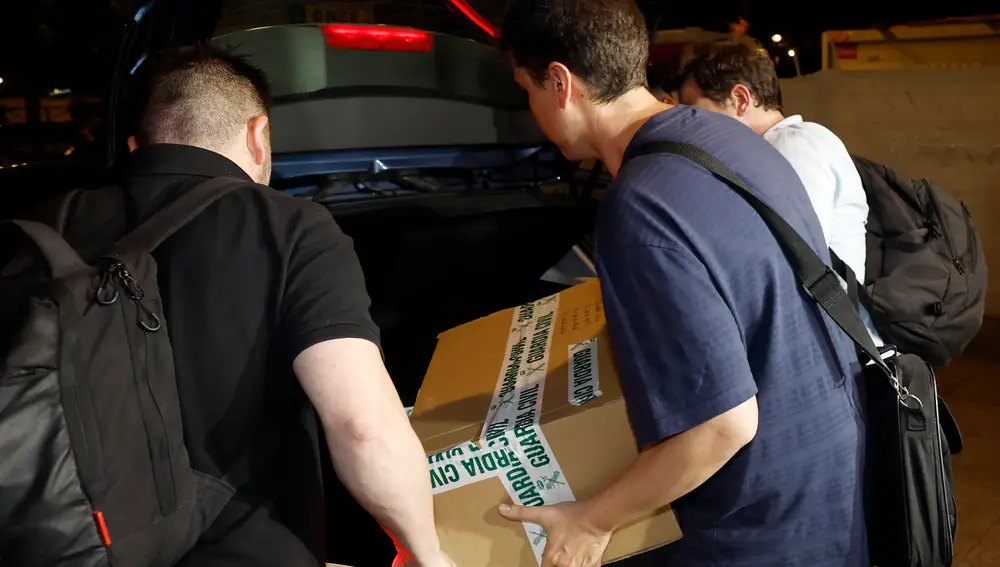 Agentes de la UCO abandonan la sede de Servinabar en Pamplona tras seis horas de registro