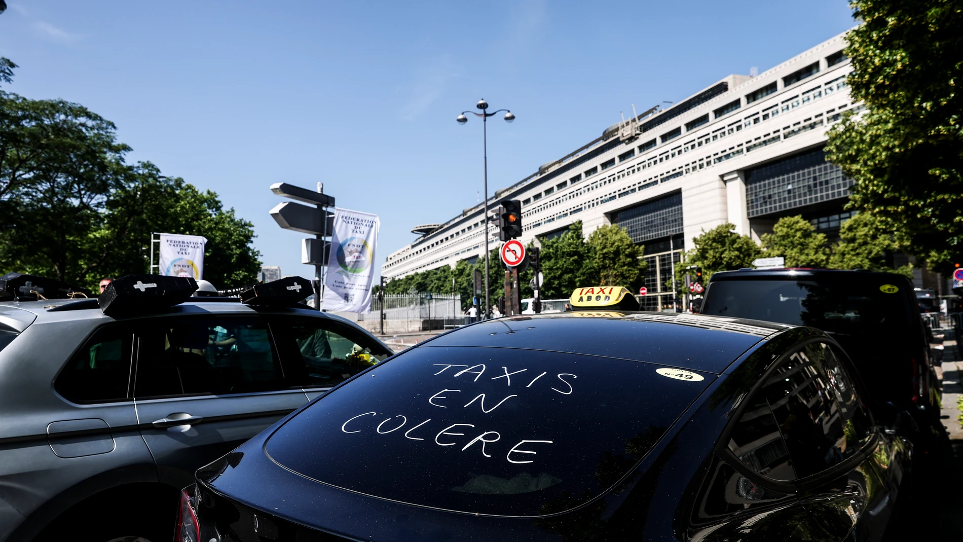 Paris (France), 11/06/2025.- Hundreds of taxis from all over France protest against the government's proposal to change the law on the financing of medical transport services and against private taxi drivers (VTC) near the French Ministry of the Economy in Paris, France, 11 June 2025. (Protestas, Francia) EFE/EPA/TERESA SUAREZ