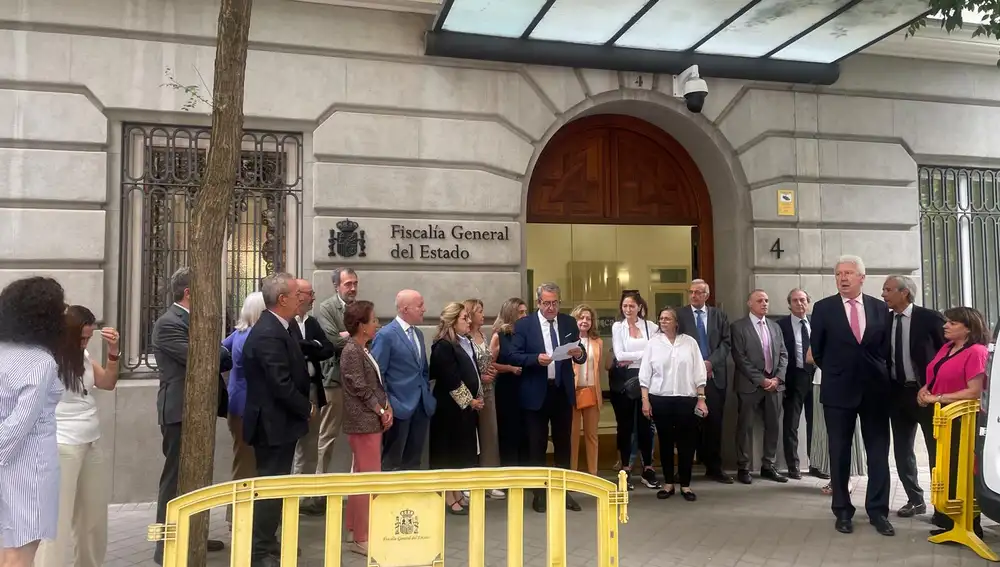 El fiscal de Sala del Tribunal Supremo Javier Zaragoza lee el manifiesto a las puertas de la Fiscalía General del Estado, arropado por otros miembros de la Carrera