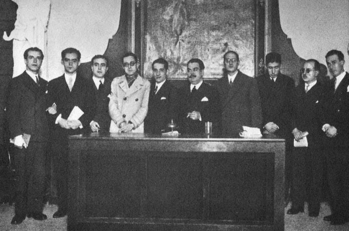 Foto fundacional de la Generación del 27 en el Ateneo de Sevilla. De izquierda a derecha: Alberti, Lorca, Juan Chabás, Mauricio Bacarisse, José María Romero Martínez, Manuel Blasco Garzón, Jorge Guillén, José Bergamín, Dámaso Alonso y Gerardo Diego