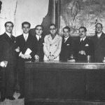 Foto fundacional de la Generación del 27 en el Ateneo de Sevilla. De izquierda a derecha: Alberti, Lorca, Juan Chabás, Mauricio Bacarisse, José María Romero Martínez, Manuel Blasco Garzón, Jorge Guillén, José Bergamín, Dámaso Alonso y Gerardo Diego
