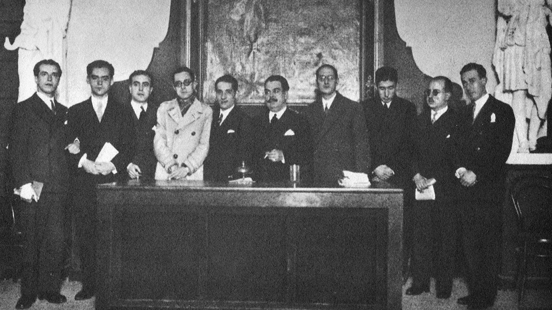 Foto fundacional de la Generación del 27 en el Ateneo de Sevilla. De izquierda a derecha: Alberti, Lorca, Juan Chabás, Mauricio Bacarisse, José María Romero Martínez, Manuel Blasco Garzón, Jorge Guillén, José Bergamín, Dámaso Alonso y Gerardo Diego