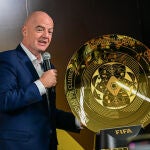 Infantino dice no estar preocupado por bajada de precios de entradas al Mundial de Clubes