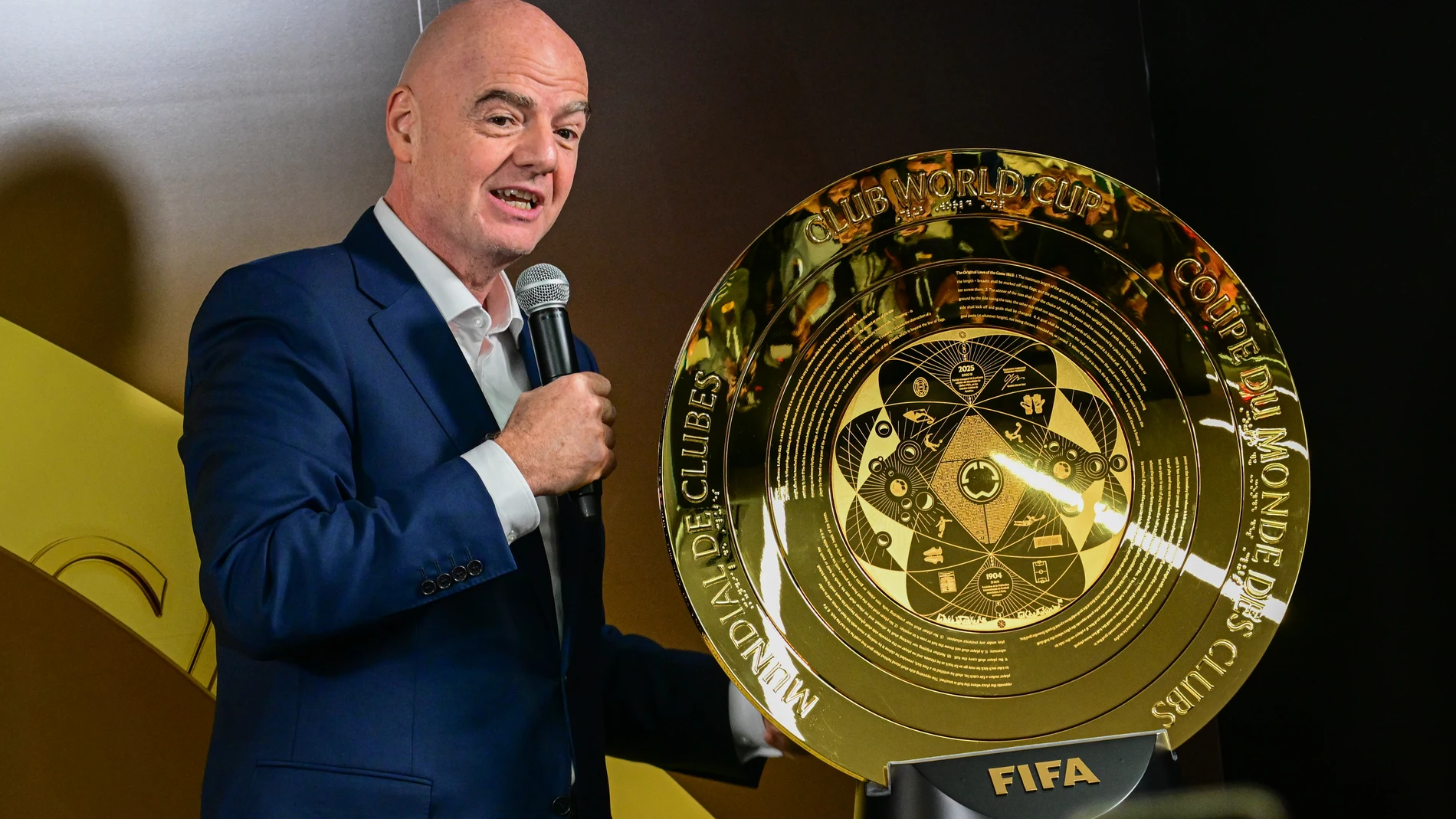 USA3049. MIAMI (ESTADOS UNIDOS), 10/06/2025.- El presidente de la FIFA, Gianni Infantino, habla junto al trofeo del Mundial de Clubes, durante un evento este martes, en Miami (EE.UU.). Infantino aseguró que la rebaja que han experimentado los precios de las entradas para los partidos del Mundial de Clubes, del 84 % en el caso del partido inaugural, forma parte del modelo de venta de boletos en Estados Unidos y no es signo de preocupación. EFE/ Giorgio Viera