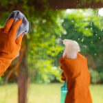 Adiós al limpiacristales: el truco definitivo para limpiar las ventanas