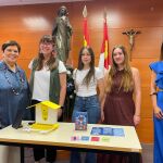 La rectora Sáez Yuguero presenta los prototipos junto a Laura Martín, directora provincial de Educación de la Junta, y las premiadas Miriam Gibello, Emma Zo y Rocío Galache
