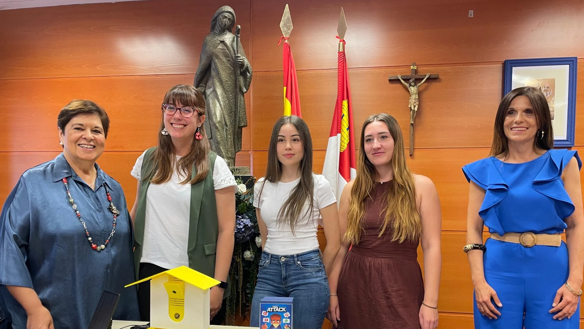 La rectora Sáez Yuguero presenta los prototipos junto a Laura Martín, directora provincial de Educación de la Junta, y las premiadas Miriam Gibello, Emma Zo y Rocío Galache