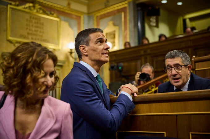 El presidente del Gobierno, Pedro Sánchez, ayer con María Jesús Montero y Patxi López en el Congreso