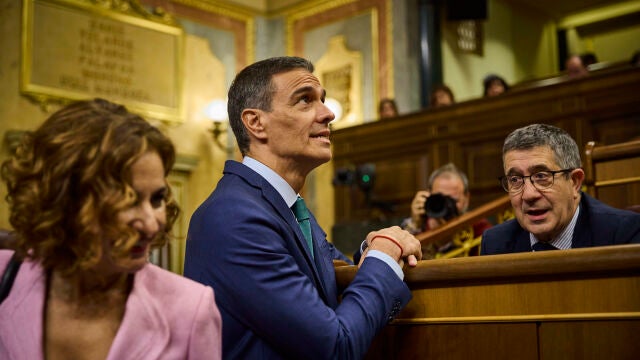El presidente del Gobierno, Pedro Sánchez, ayer con María Jesús Montero y Patxi López en el Congreso