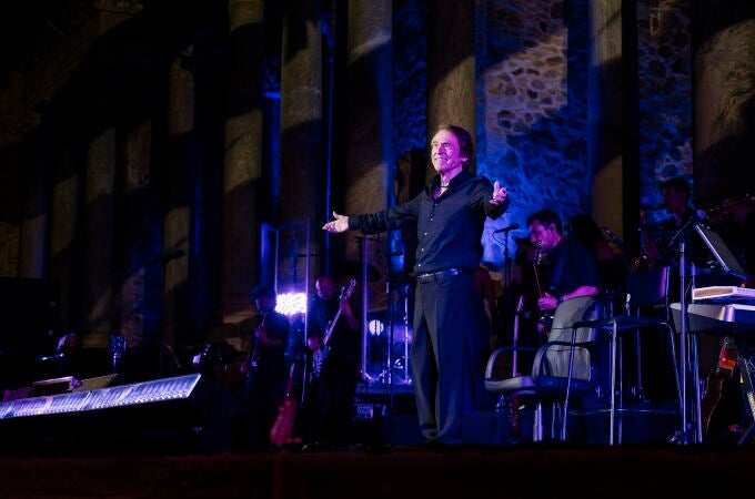 Raphael vuelve este domingo a los escenarios en el Teatro Romano de Mérida dentro del Stone&Music Festival