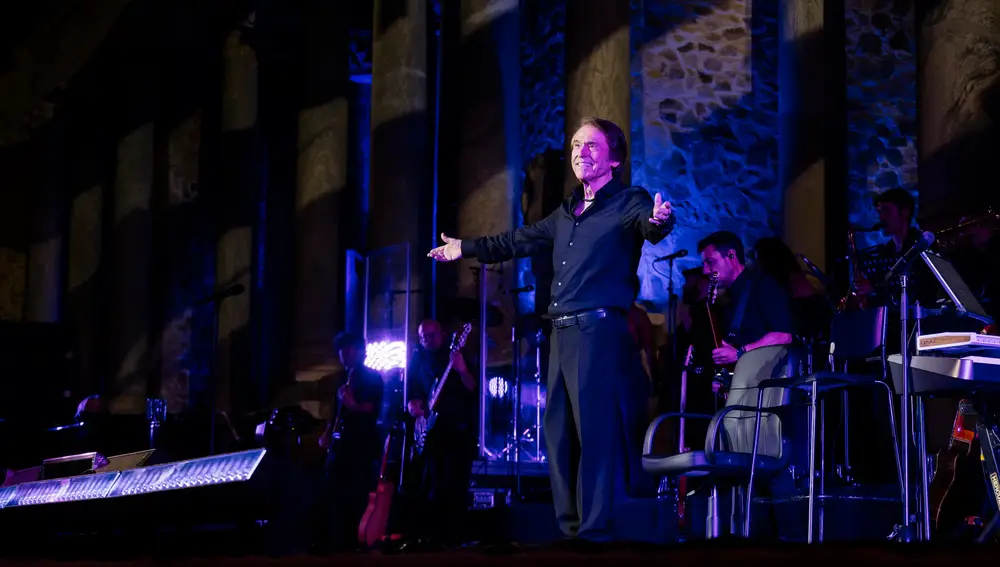 Raphael vuelve este domingo a los escenarios en el Teatro Romano de Mérida dentro del Stone&Music Festival