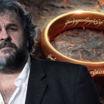 El director Peter Jackson junto al icónico Anillo Único
