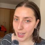 Emiliana durante su vídeo