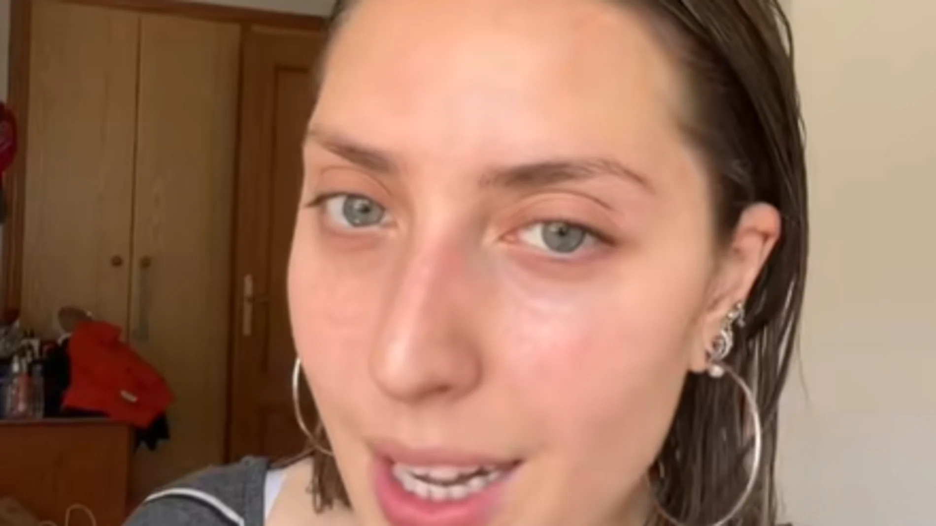 Emiliana durante su vídeo